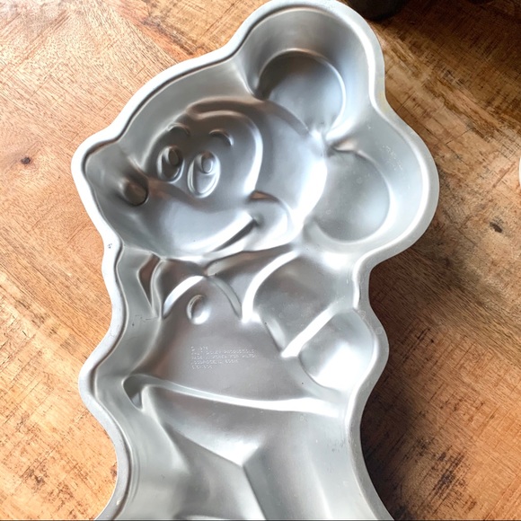 WILTON Mickey Mouse Cake Pan - Picture 4 of 4